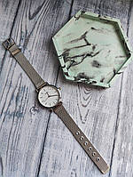 Жіночий наручний годинник в сріблястому кольорі