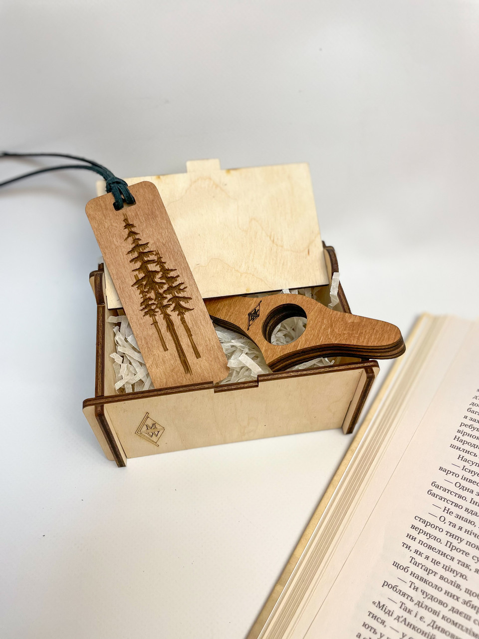 Подарунковий бокс із дерева для любителів друкованих книг: тримач для сторінок книги та закладка
