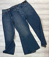 Женские прямые джинсы синего цвета с потертостями внизу