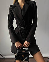 Чёрное однотонное женское платье-пиджак на пуговицах из костюмки с открытой спиной с цепочками и ремнем