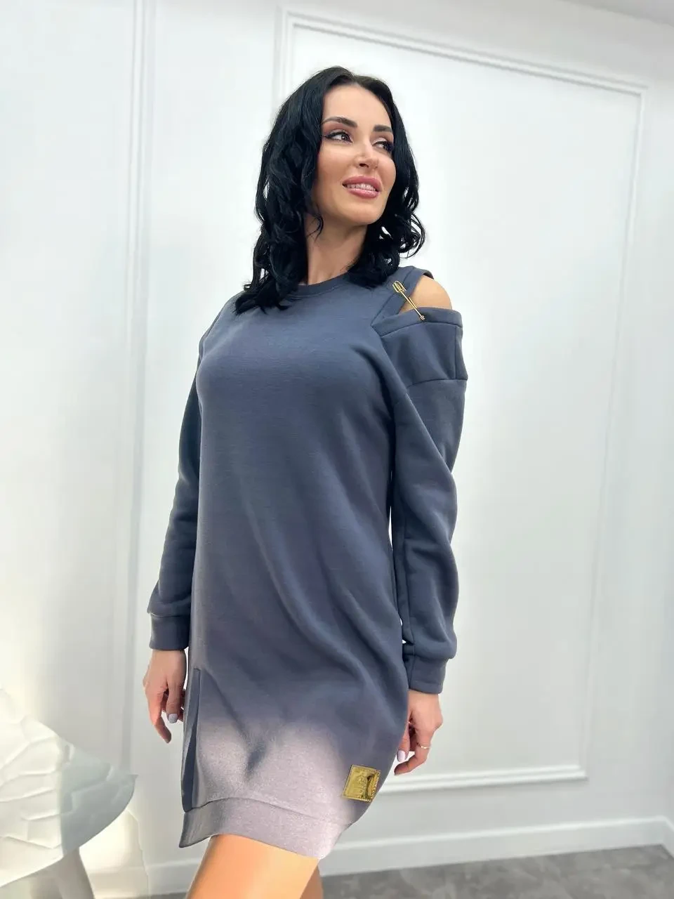 Демісезонна тепла сукня з довгими рукавами відкрите плече та розріз на нозі