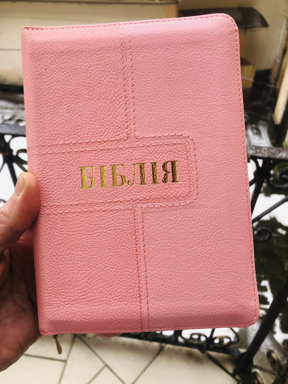 Біблія, 13х18см, рожева, шкірзам., золотий зріз, з індексами.