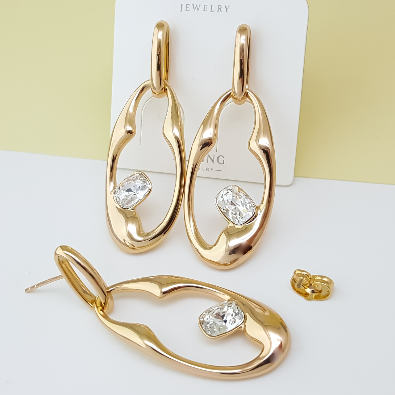 Сережки цвяшки, "Фігурний Овал", зі Swarovski, медичне золото Xuping 18К