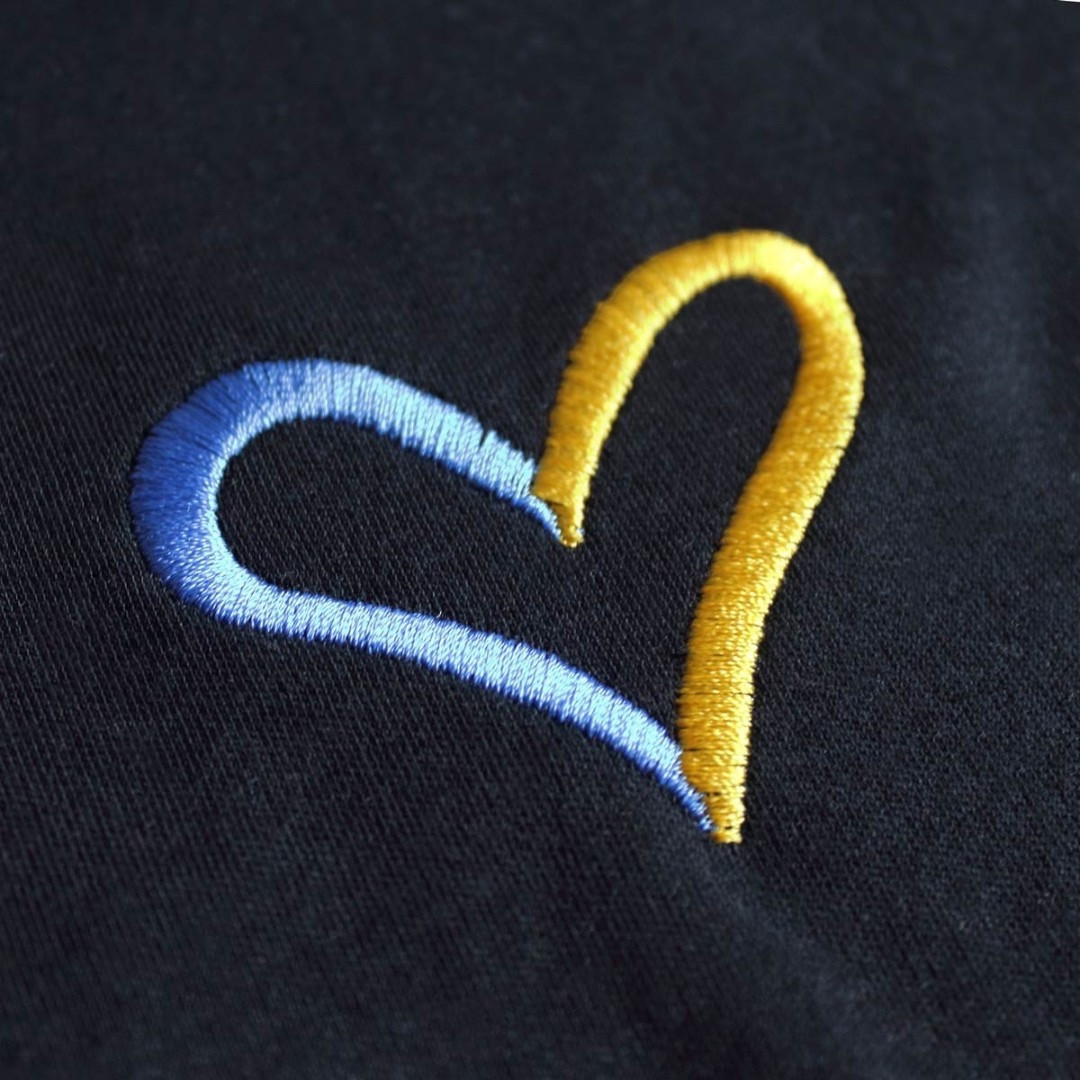 Патриотическая детская футболка с вышитым сине-желтым сердцем с короткими рукавами от ТМ Ladan. - фото 2 - id-p2045064838