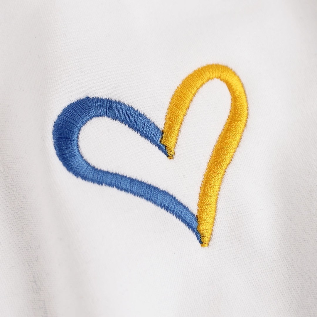 Патриотическая детская футболка с вышитым сине-желтым сердцем с короткими рукавами от ТМ Ladan. - фото 3 - id-p2045064838