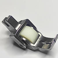 Прижимная лапка с пластиковым зубчатым роликом для промышленных швейных машин ширина 10 мм (6726)