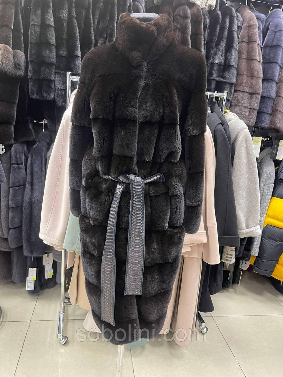 Модний фасон довгої шуби , в наявності
