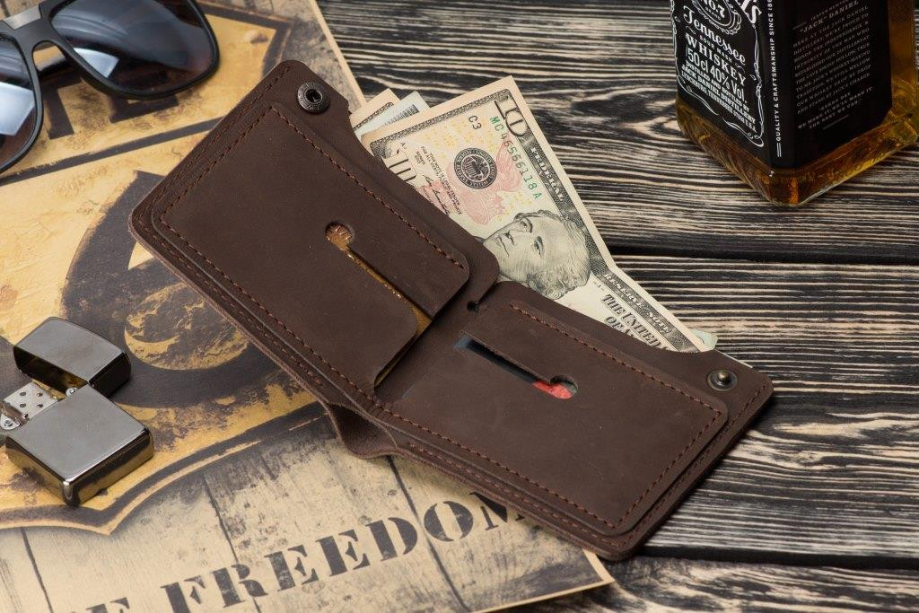 Чоловічий шкіряний гаманець в мінімалістичному стилі з натуральної шкіри на кнопці LEGION коричневий