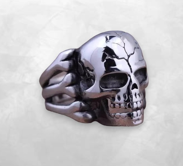 Модна каблучка срібний череп з кістками і тріщиною на лобі чоловіча каблучка у вигляді черепа розмір 18
