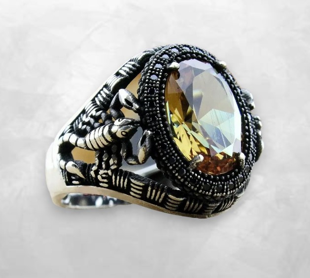 Чоловіча каблучка Скорпіон із жовтим ювелірним кристалом символ матеріального достатку розмір 18 LuxAurum275, фото 1