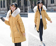 Зимовий пуховик жіночий з капюшоном та хутром