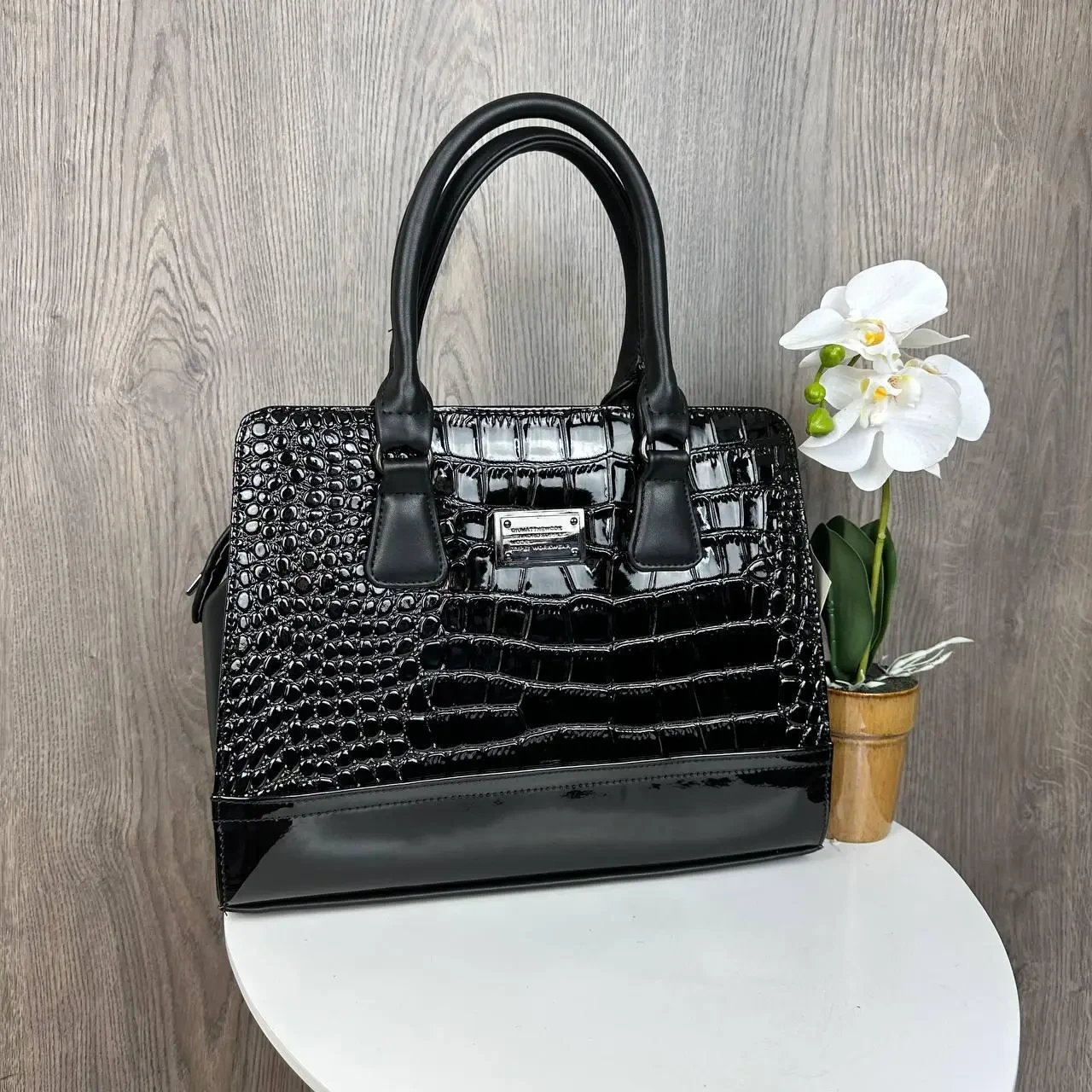 Класична лакова жіноча чорна сумка