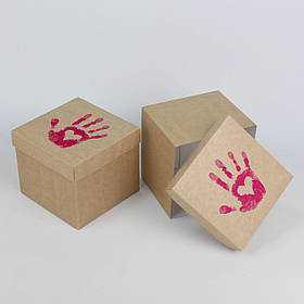 Коробка подарункова "Серце на долоні" 15*15*13 см Крафт Коробка з кришкою для подарунків