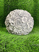 Садова фігура куля з цементу, садово-паркова сфера в сад, скульптура куля в квітах сірого кольору ручного розпису