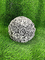 Бетонна фігура куля в квітах, садово-паркова сфера в квітах сіро-чорного кольору ручного розпису