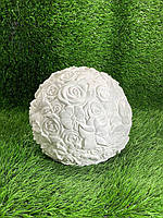 Бетонна фігура куля в квітах, садово-паркова сфера в квітах білого кольору ручного розпису