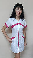 Женский медицинский халат Корра 44 размер коттон на молнии короткий рукав 44, Белый с малиновой отделкой