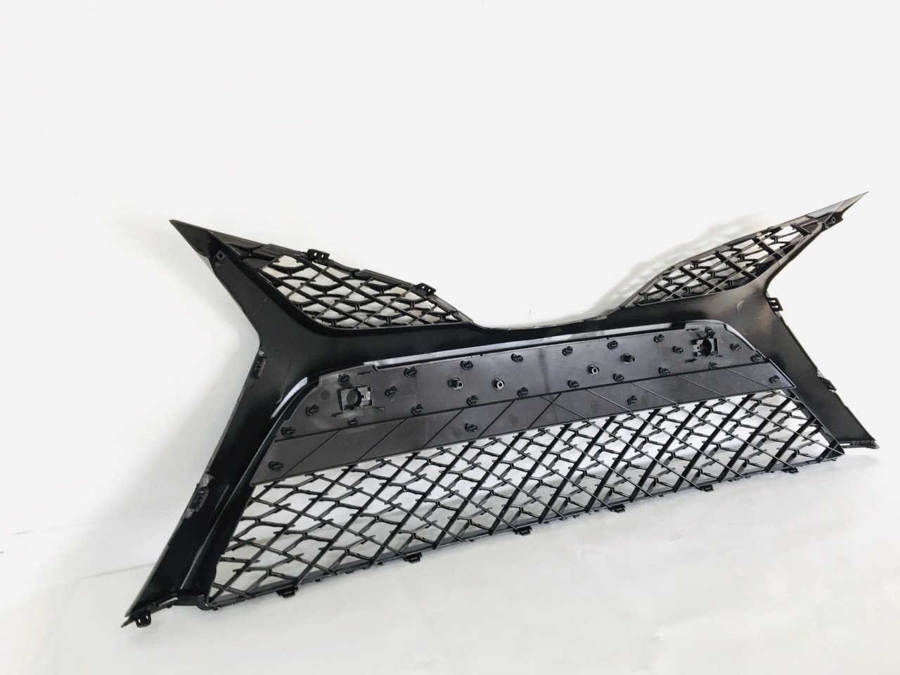 Решітка бампера низ під парктронік XSE Toyota Camry 70 2018-2021 53102-06560
