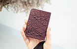Обкладинка для ID паспорта жіноча шкіряна бордова з тисненням Карпати | Обкладинка на права марсала, фото 2