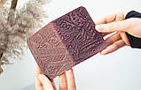 Обкладинка для ID паспорта жіноча шкіряна бордова з тисненням Карпати | Обкладинка на права марсала, фото 3