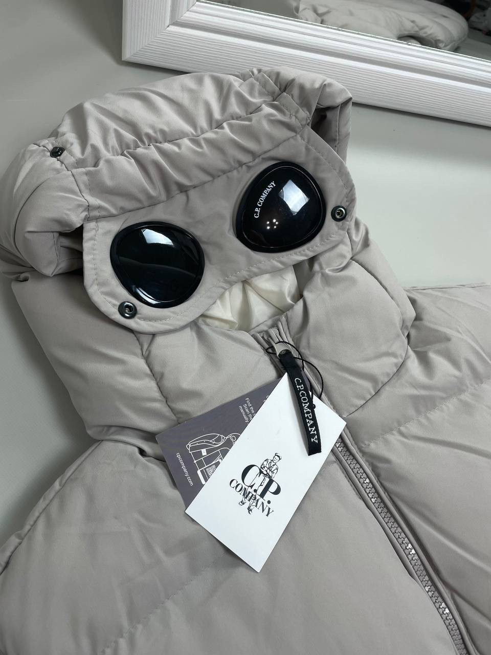 Теплая мужская жилетка CP Company с линзами серого цвета - фото 3 - id-p2085315653