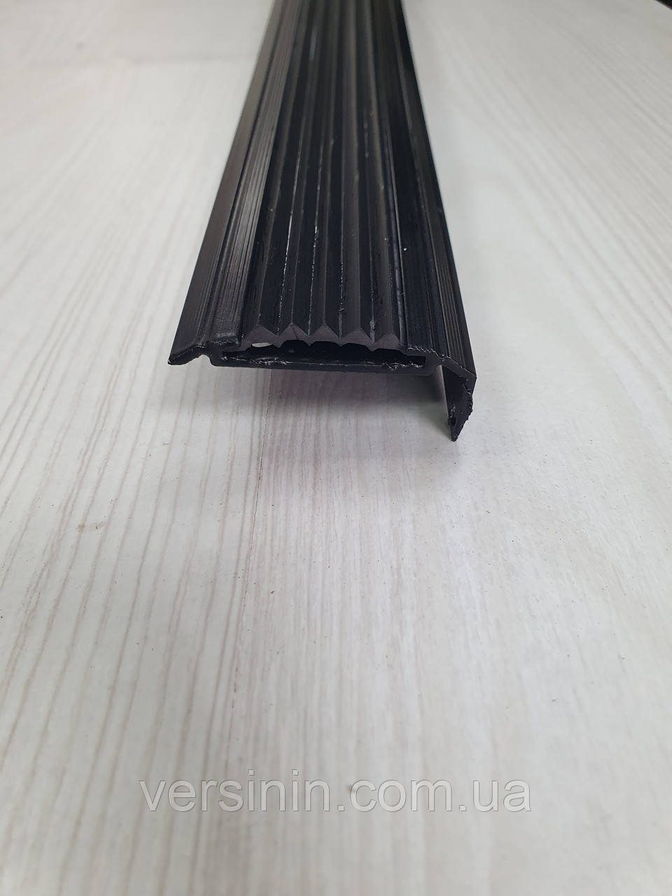 Алюмінієвий чорний кутовий поріг з антиковзною гумовою вставкою, фото 1