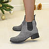 Черевики челсі жіночі замшеві на стійкому каблуці, колір сірий, фото 3