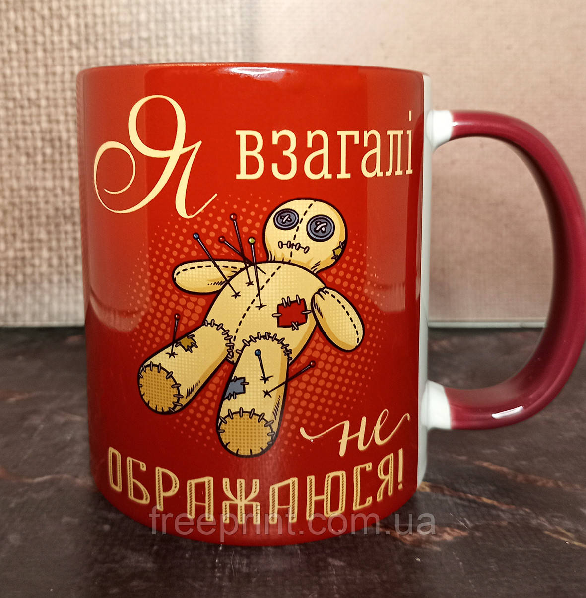 Стильна чашка з лялькою вуду - червона. Чашка на подарунок. Кераміка, 330 мл, фото 1