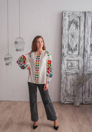 Жіноча молочна вишиванка з вишивкою гладдю яскравими польовими квітами на рукавах, фото 2