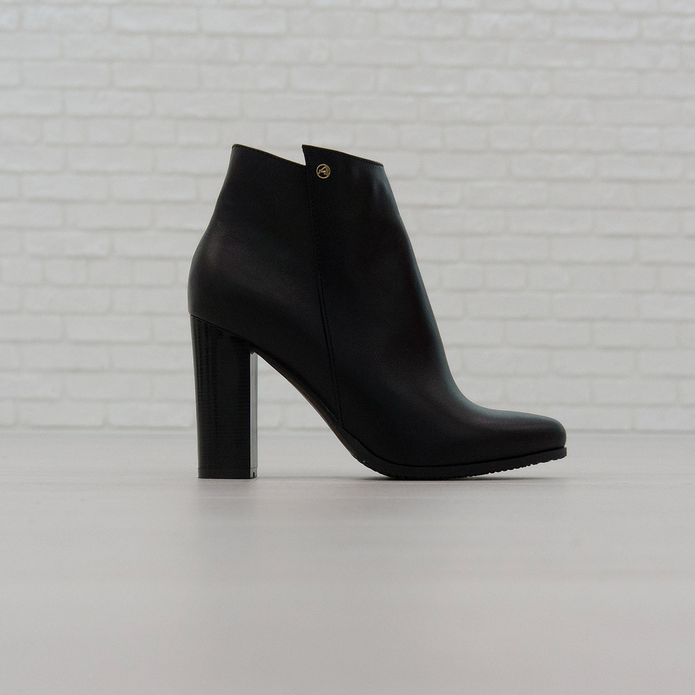 Шкіряні черевики жіночі Woman's heel чорні на підборах утеплені байкою, фото 1