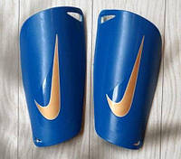 Футбольные щитки Nike