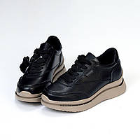 Жіночі шкіряні кросівки стильні чорні на бежевій підошві натуральна шкіра