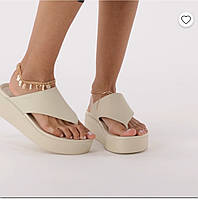 Crocs Brooklyn flip в'єтнамки жіночі крокс на платформі бежеві.