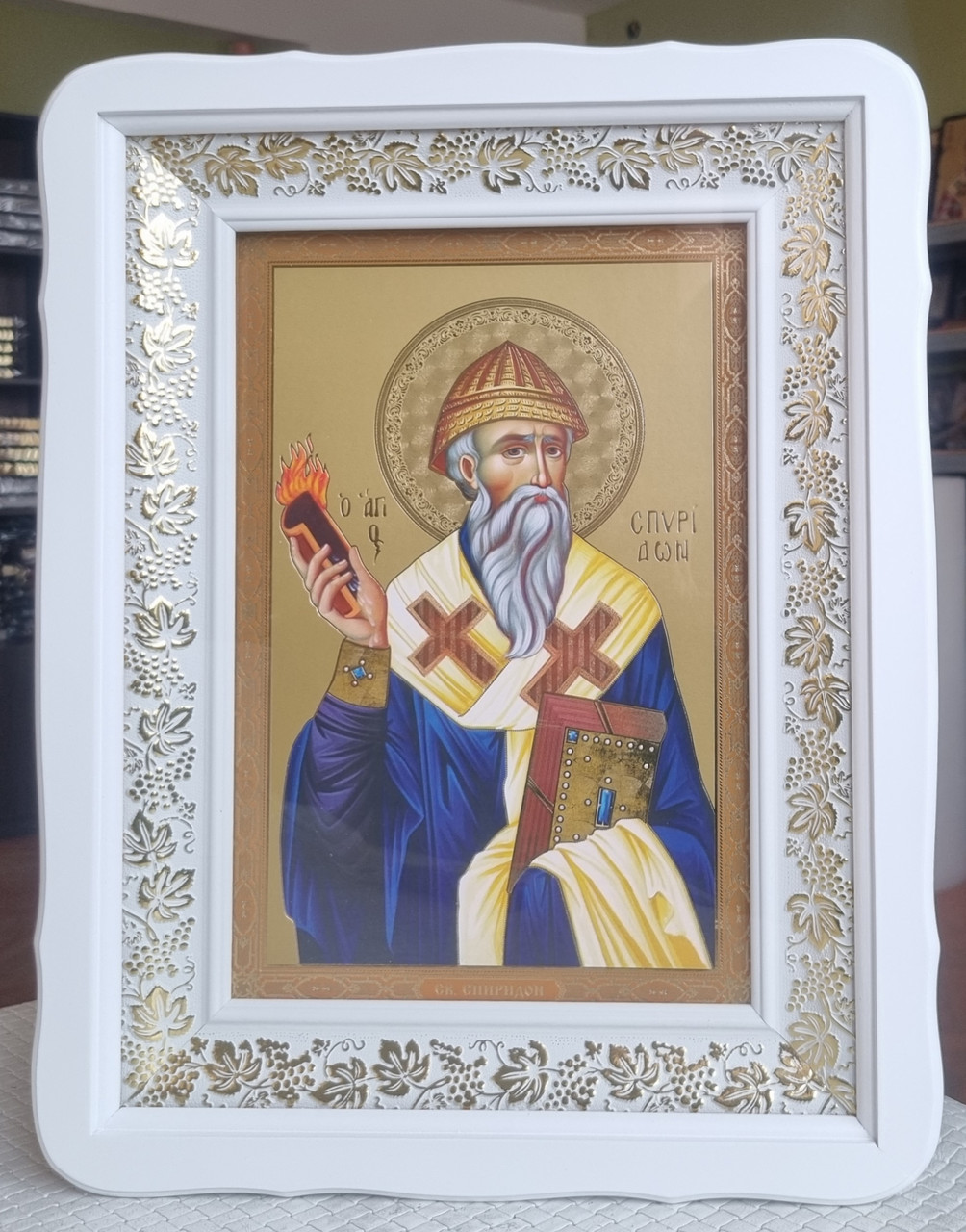 Ікона Святий Спиридон Триміфутський у білому дерев'яному фігурному кіоті під склом, розмір 41×31, сюжет 20×30.