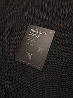 Книга Milk and honey. Молоко та мед. Білі вірші, що підкорили світ Рупі Каур