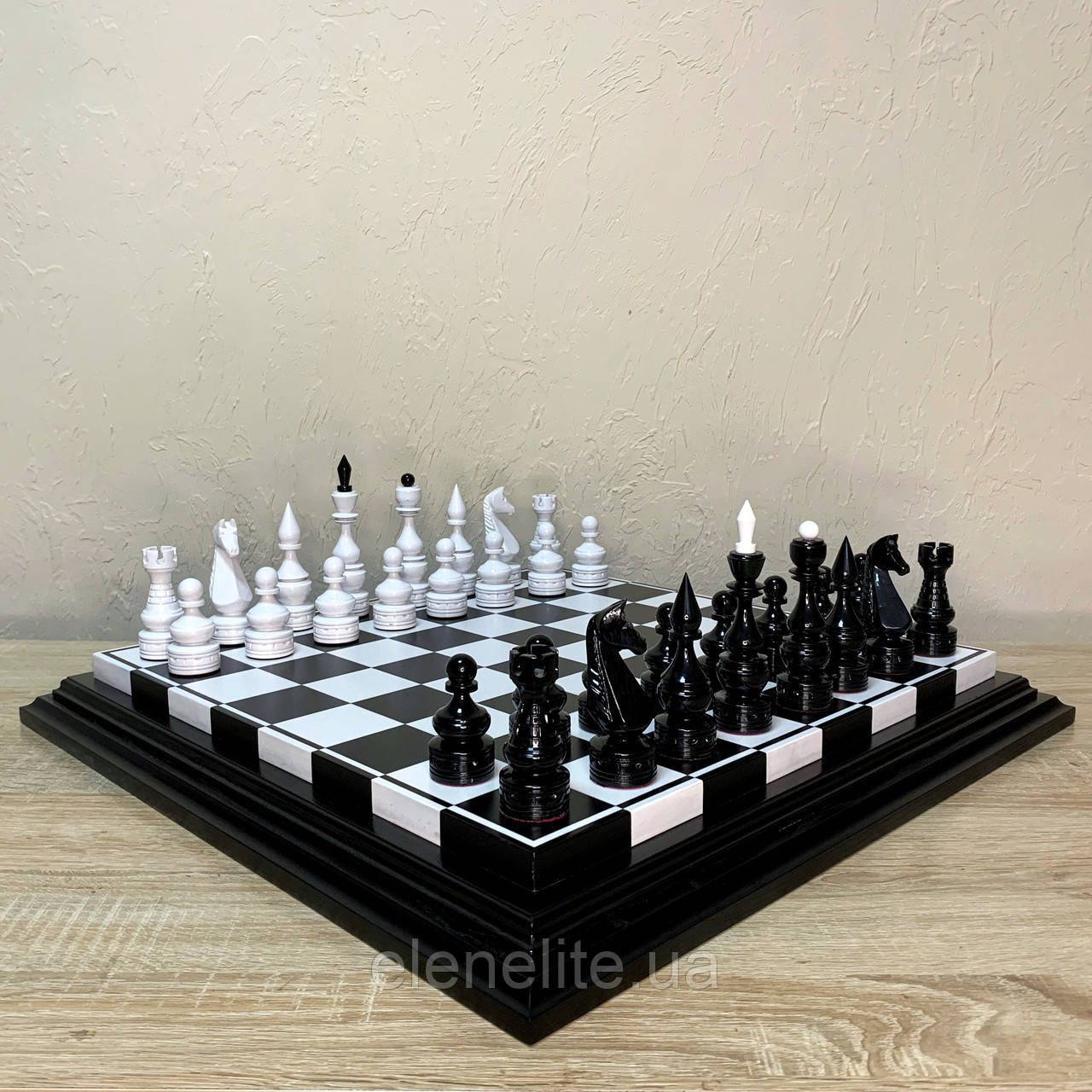 Шаховий набір: шахова дошка "Black&White" та фігури "Elite" із натуральної деревини. Ручна робота