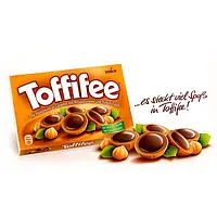 Шоколадні цукерки Toffiffee з фундуком,карамеллю та нугою.