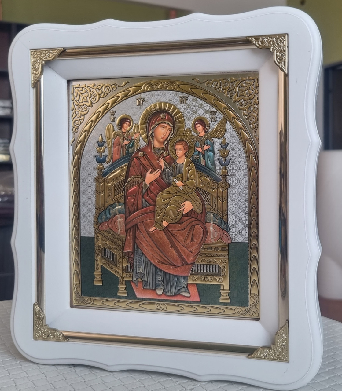 Ікона П.Б. Всецариця у білому дерев'яному фігурному кіоті під склом, розмір 24*21, сюжет 15*18.