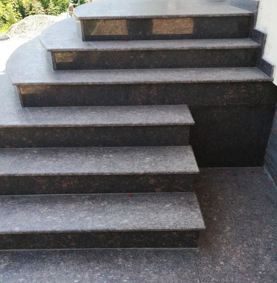 Отделка наружной лестницы в доме из гранита "Дедковичи" - фото 1 - id-p2087468832