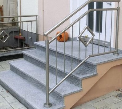 Отделка наружной лестницы в доме из гранита "Покостовка" - фото 1 - id-p2087470238