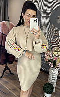 Ніжний в'язаний комплект: сарафан і светр вільного крою з вишивкою на рукавах квіти