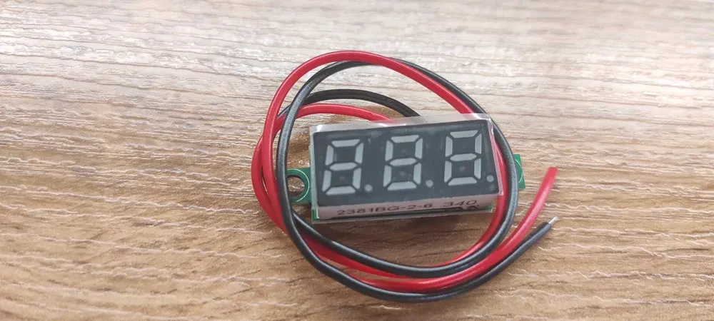 Цифровий вольтметр 2.5V-40V для врізки в корпус, міні, 0.28 дюйма, зелений