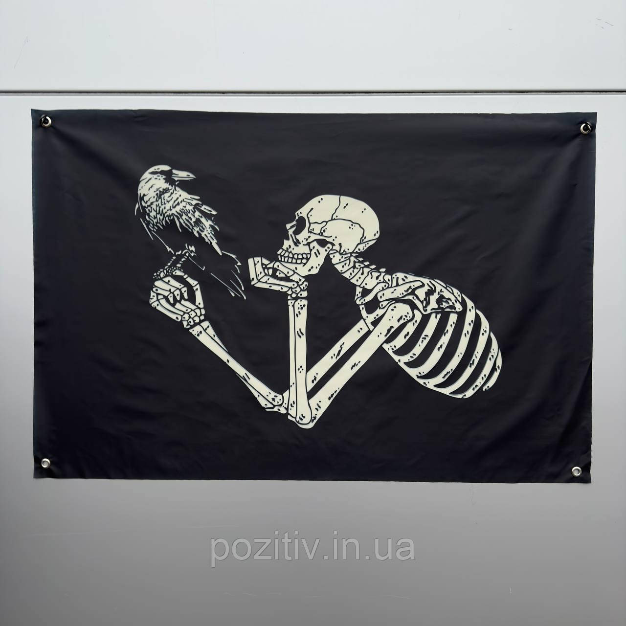 Баннер на стіну у квартирі скелет із вороном