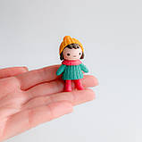Мініатюра дівчинка для мікроландшафту 5.5*3 см Жовта шапка, фото 2