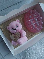 Подарунковий набір мила ручної роботи ведмедик Банні і масажне антицелюлітне мило рожевого кольору