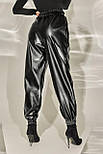 Жіночі шкіряні штани джогери в чорному кольорі (р. 42-52) 31121054, фото 4