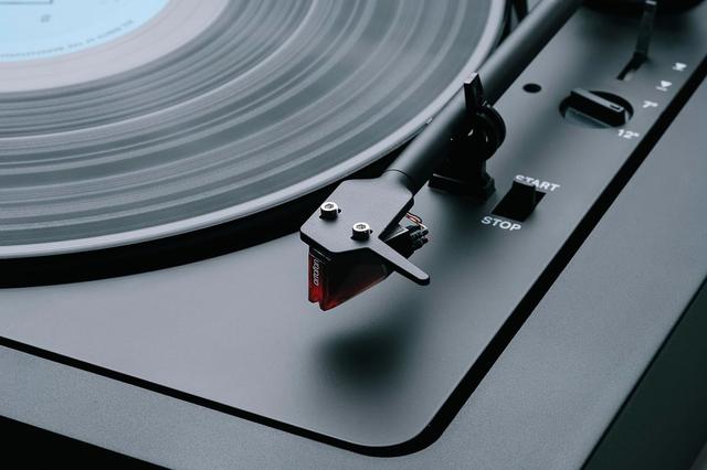 Pro-Ject A2 2M Red Black Pro-Ject A2 2M Red Black