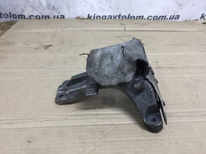 Кронштейн передній правий Audi A6 C7 4G0199308E