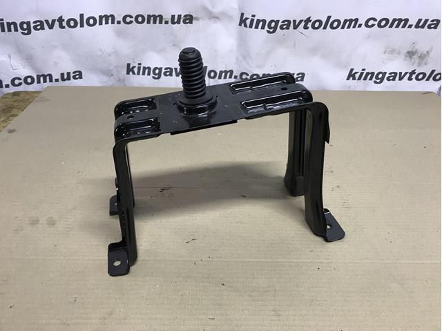 Кріплення запасного колеса Audi A4 B8 8K0802715A