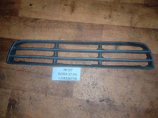 №127 Решітка бампера центральна 1J5853677B для Volkswagen BORA 97-04